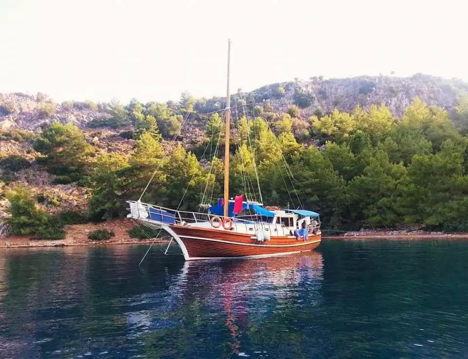 Datça’nın Eşsiz Güzelliklerinde Özel Yapım Tekne ile Günübirlik veya Konaklamalı Keyifli Turlar - Teknede Parti