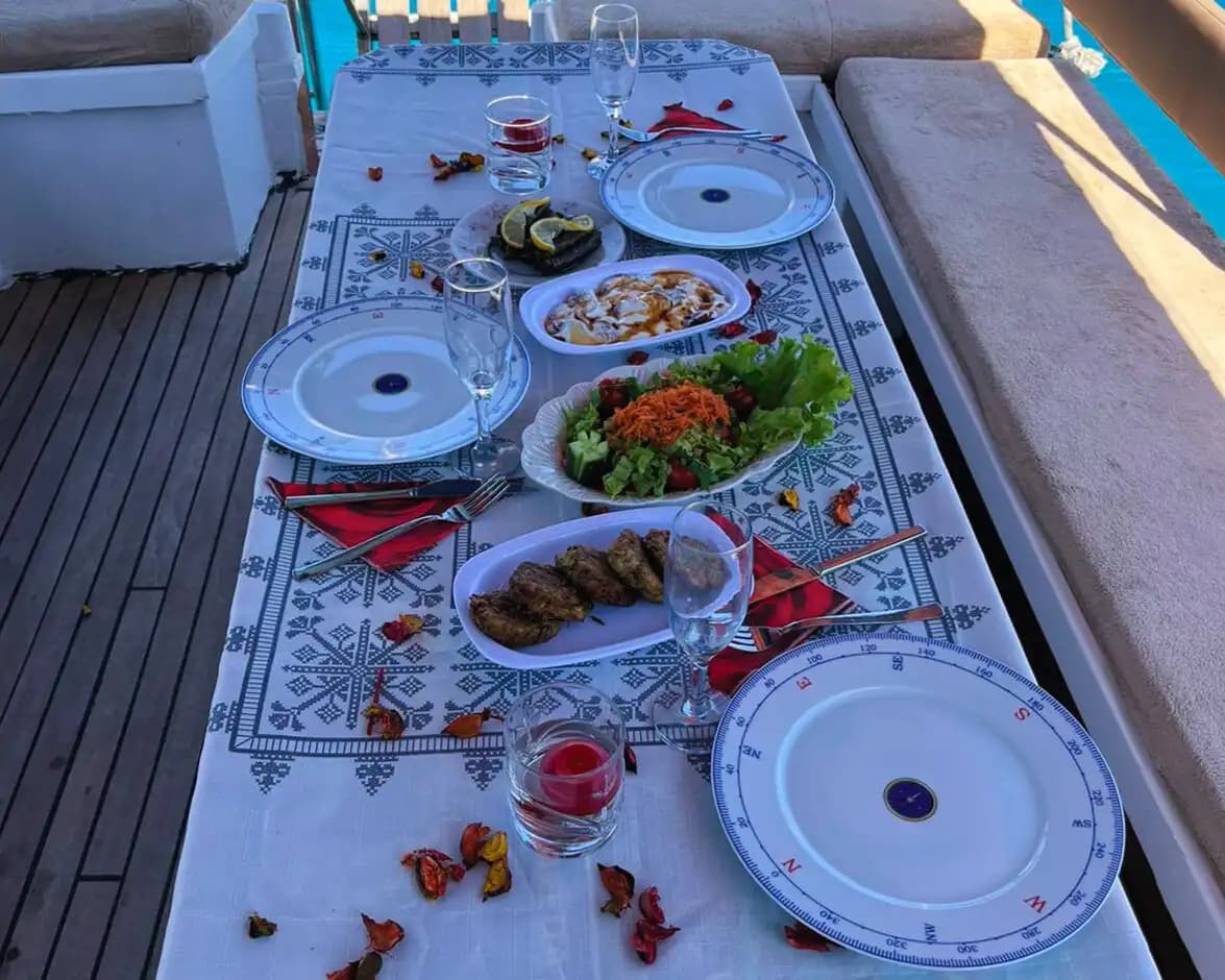 Demre Limanından 12 Metrelik Özel Yapım Tekne ile Unutulmaz Anlar 14