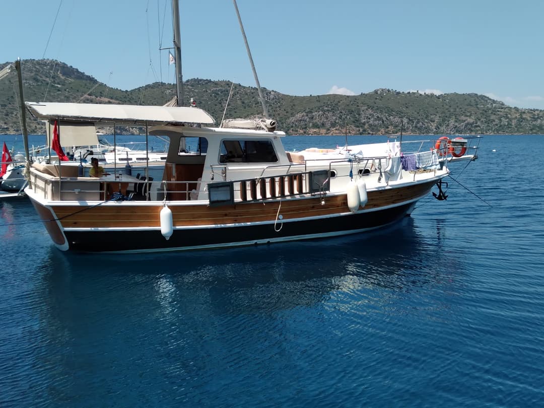 Marmaris'te Lüks 12 Metrelik Tekne Kiralama: 8 Kişilik Unutulmaz Günbatımı ve Koy Turları