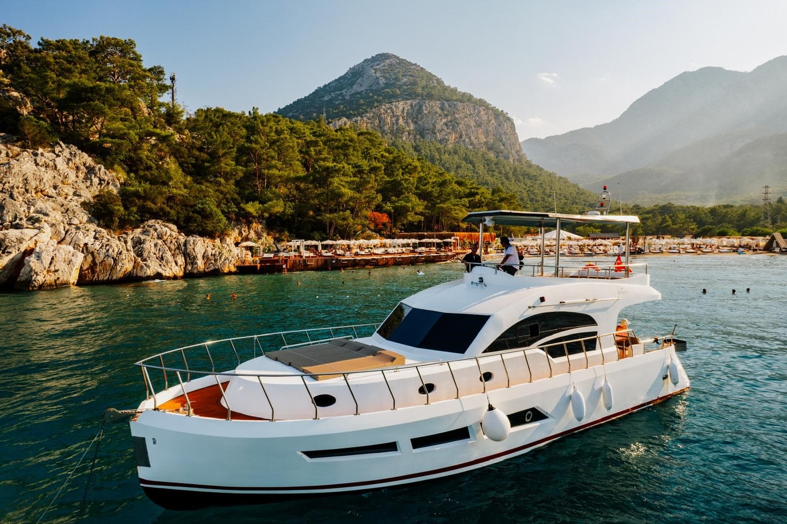 Antalya Merkezde 18 Metre 3 Kabinli Lüks Motoryat ile 24 Kişilik Özel Gezi ve Organizasyonlar