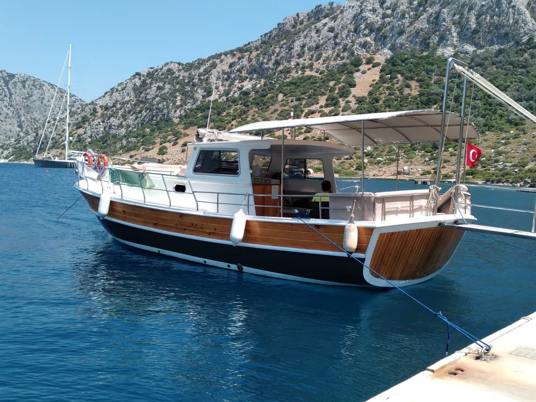 Marmaris'te Lüks 12 Metrelik Tekne Kiralama: 8 Kişilik Unutulmaz Günbatımı ve Koy Turları
