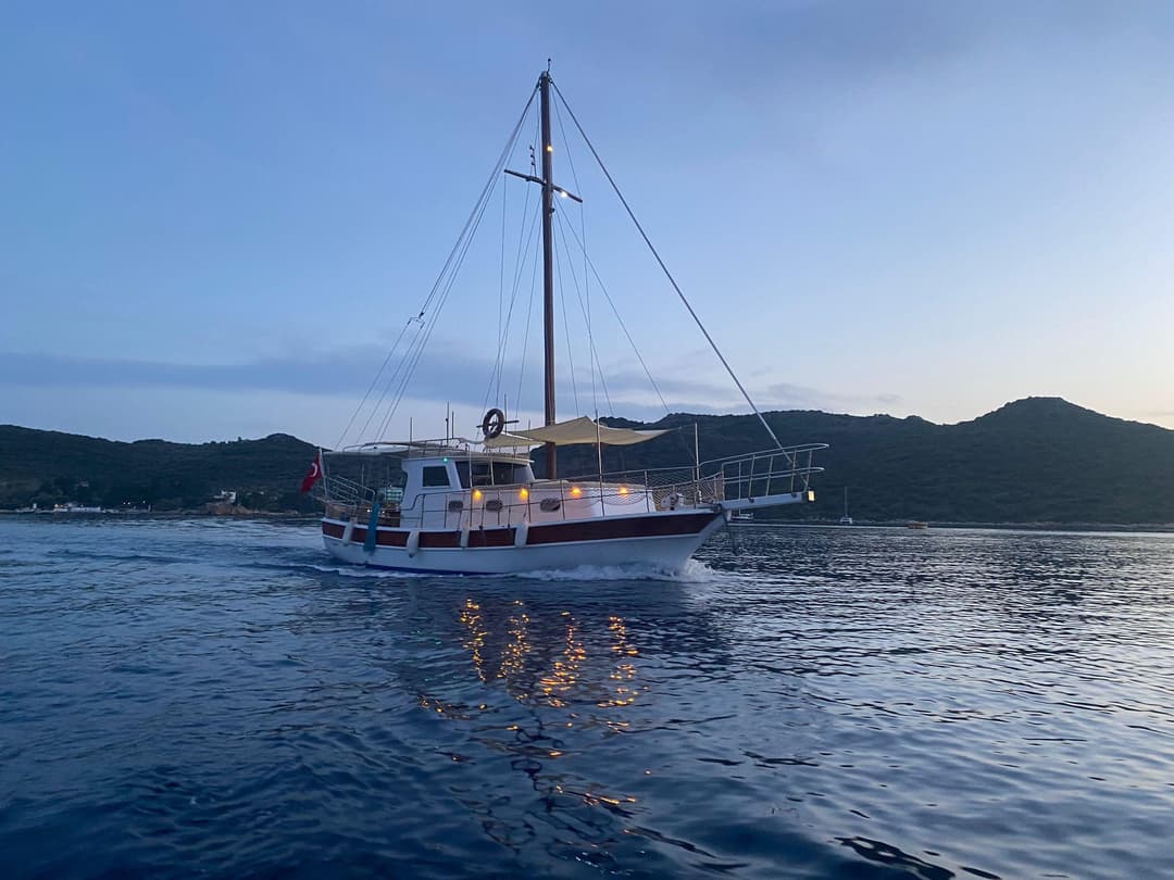 Kaş'ta Lüks 12 Metrelik Yat ile 12 Kişilik Muhteşem Deniz Macerası
