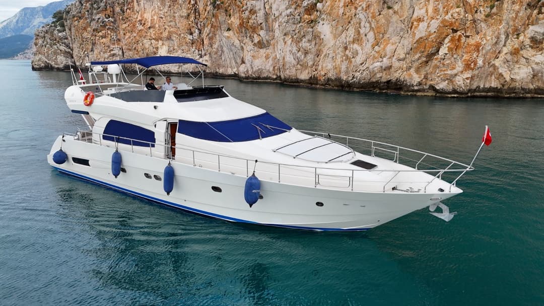 Antalya Merkezde 22 Metre Lüks Motoryat 'Andiamo' ile 3 Kabinli 20 Kişilik Özel Gezi ve Mavi Yolculuk Keyfi