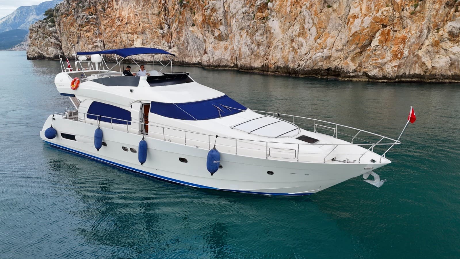 Antalya Merkezde 22 Metre Lüks Motoryat 'Andiamo' ile 3 Kabinli 20 Kişilik Özel Gezi ve Mavi Yolculuk Keyfi