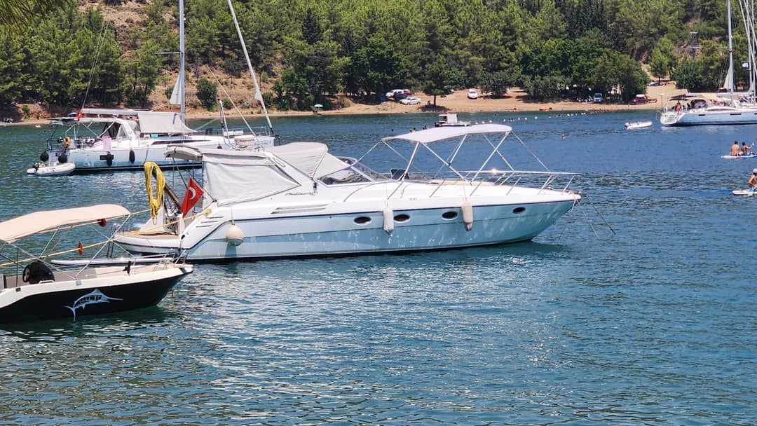 Göcek'te Lüks 14m Motor Yat Kiralama (6 Kişi) | 2 Kabin, Geniş Güverte, Unutulmaz Mavi Yolculuk