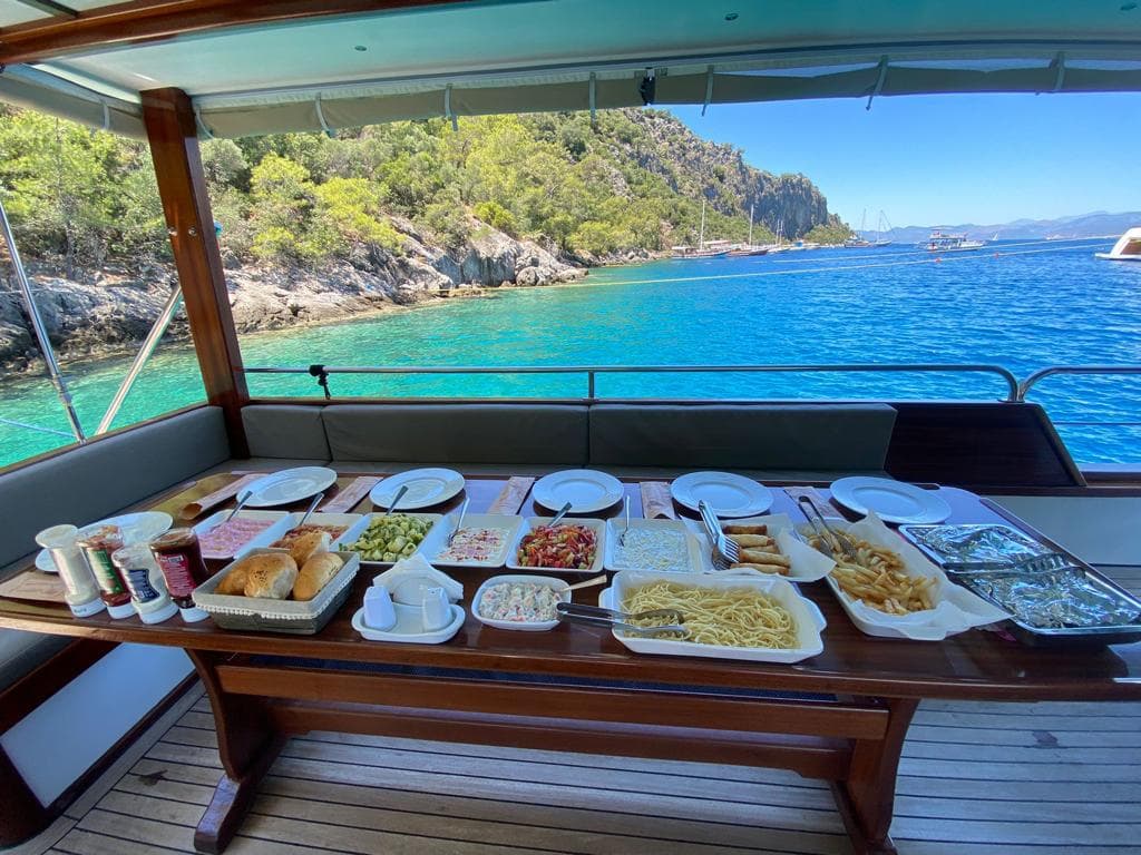 12 Kişilik Standart Motoryat ile Fethiye Koylarında Konforlu ve Keyifli Bir Gün 9