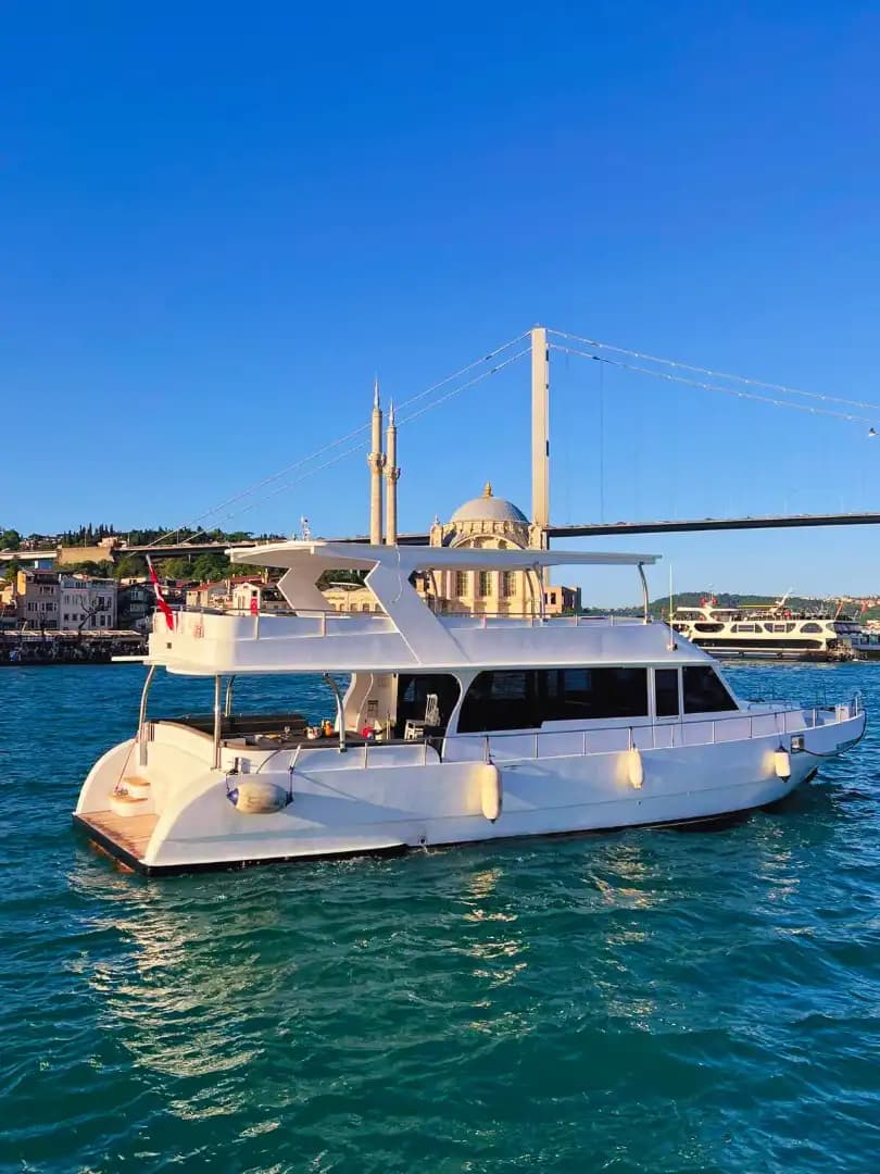 İstanbul Boğazı'nda İş Toplantılarına Uygun 32 Kişilik Motoryat - Teknede Parti
