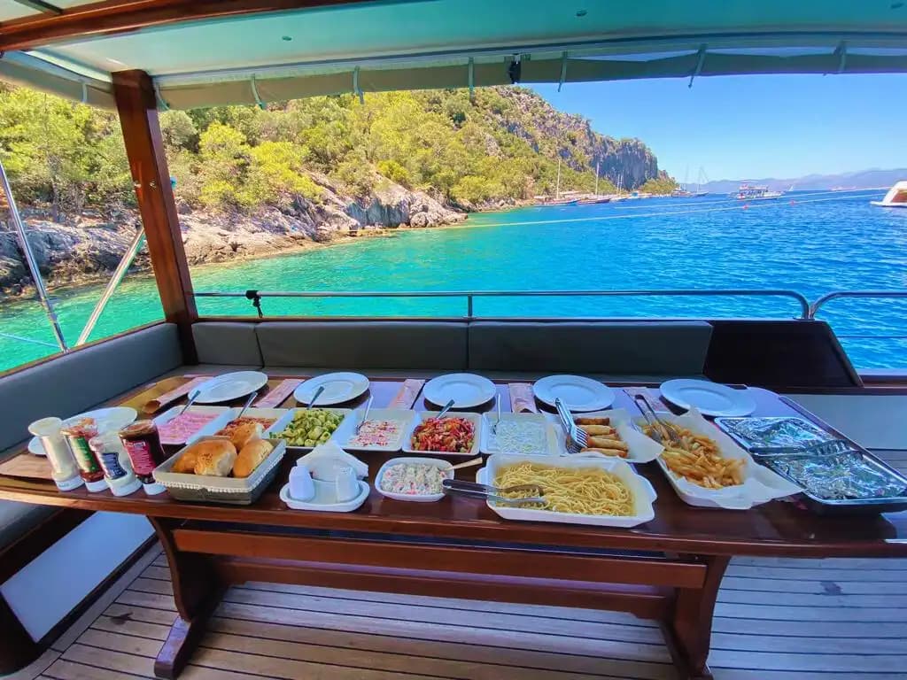 Fethiye’nin Turkuaz Sularında Saatlik ve Günlük Tekne Kiralama 13