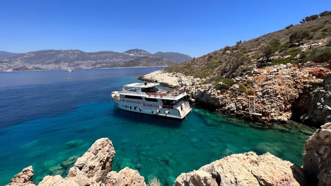 Kalkan’ın Turkuaz Sularında 50 Kişilik Lüks 24 Metrelik Motoryat ile Unutulmaz Bir Davet Deneyimi