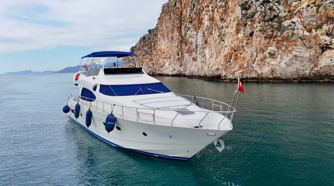 Antalya Merkezde 22 Metre Lüks Motoryat 'Andiamo' ile 3 Kabinli 20 Kişilik Özel Gezi ve Mavi Yolculuk Keyfi
