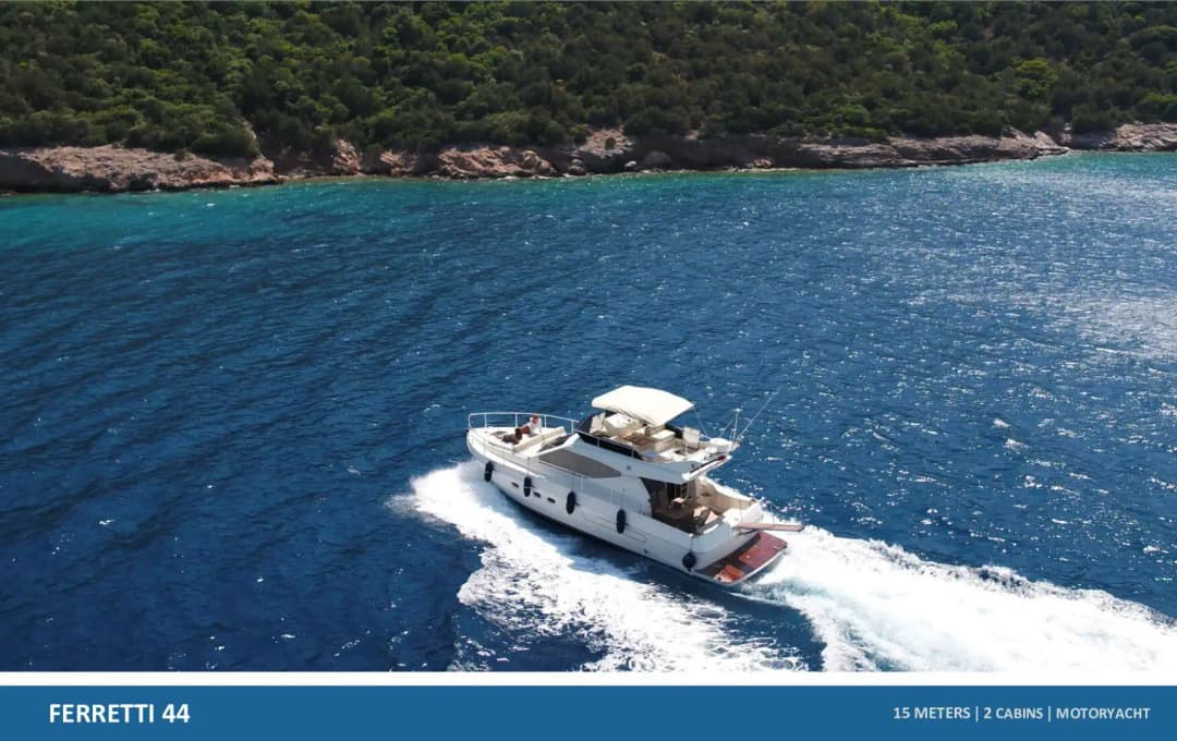 Bodrum’da 2 Kabinli Şık Motoryat: Ferretti 44 ile Huzurlu Bir Gün
