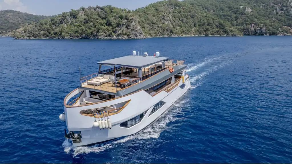 2023 Model Ultra Lüks Motoryat: Ana Güvertede Master Kabin Ayrıcalığı (28m, 12 Kişi) 2