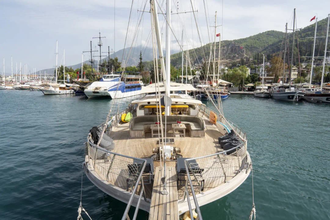 Kalabalık Gruplar İçin İdeal: 18 Kişi Kapasiteli, 8 Kabinli Geniş Gulet