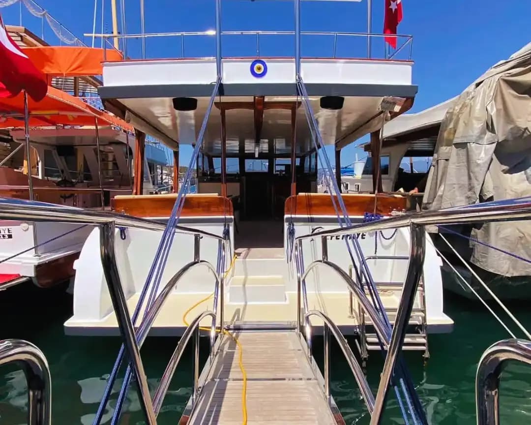 25 Kişilik Konforlu Tekne ile Fethiye Koylarını Keşfedin 3