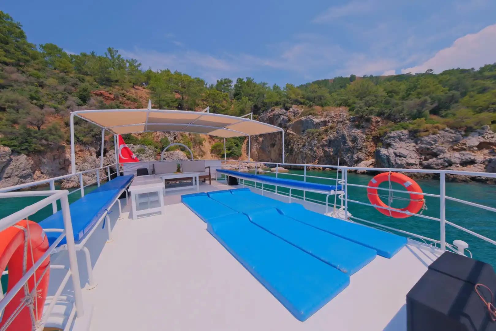 Müzik, Güneş ve Deniz: Fethiye’de 12 Kişilik Tekne Keyfi 4