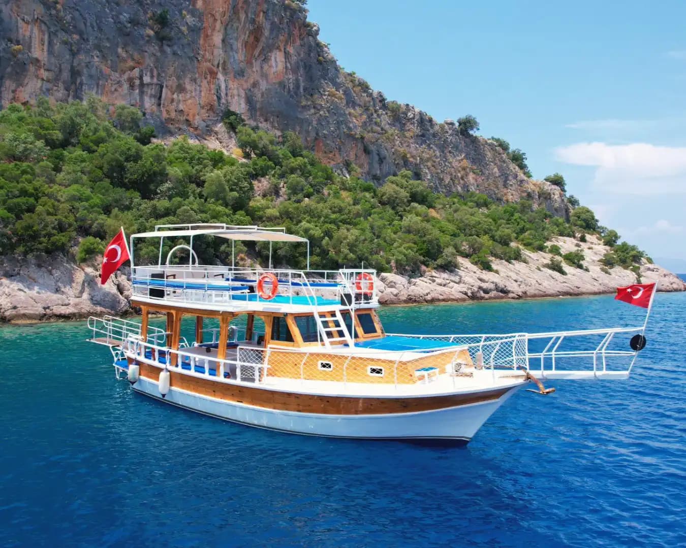 Müzik, Güneş ve Deniz: Fethiye’de 12 Kişilik Tekne Keyfi - Teknede Parti