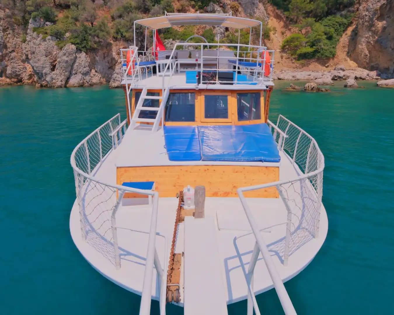 Müzik, Güneş ve Deniz: Fethiye’de 12 Kişilik Tekne Keyfi 6