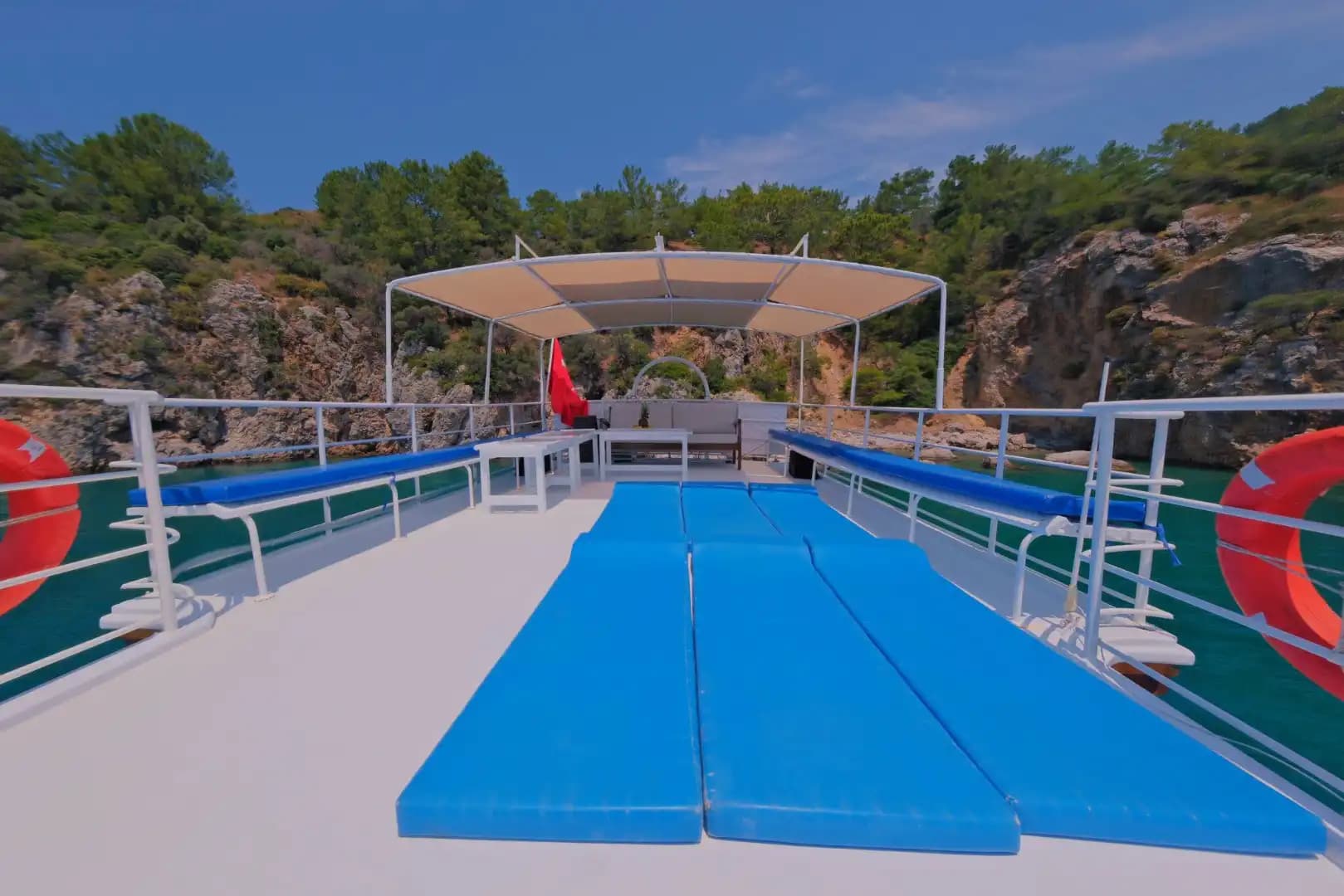 Müzik, Güneş ve Deniz: Fethiye’de 12 Kişilik Tekne Keyfi 9