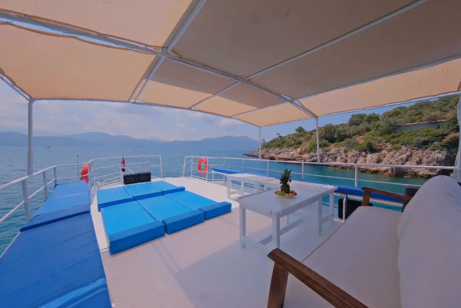 Müzik, Güneş ve Deniz: Fethiye’de 12 Kişilik Tekne Keyfi 8