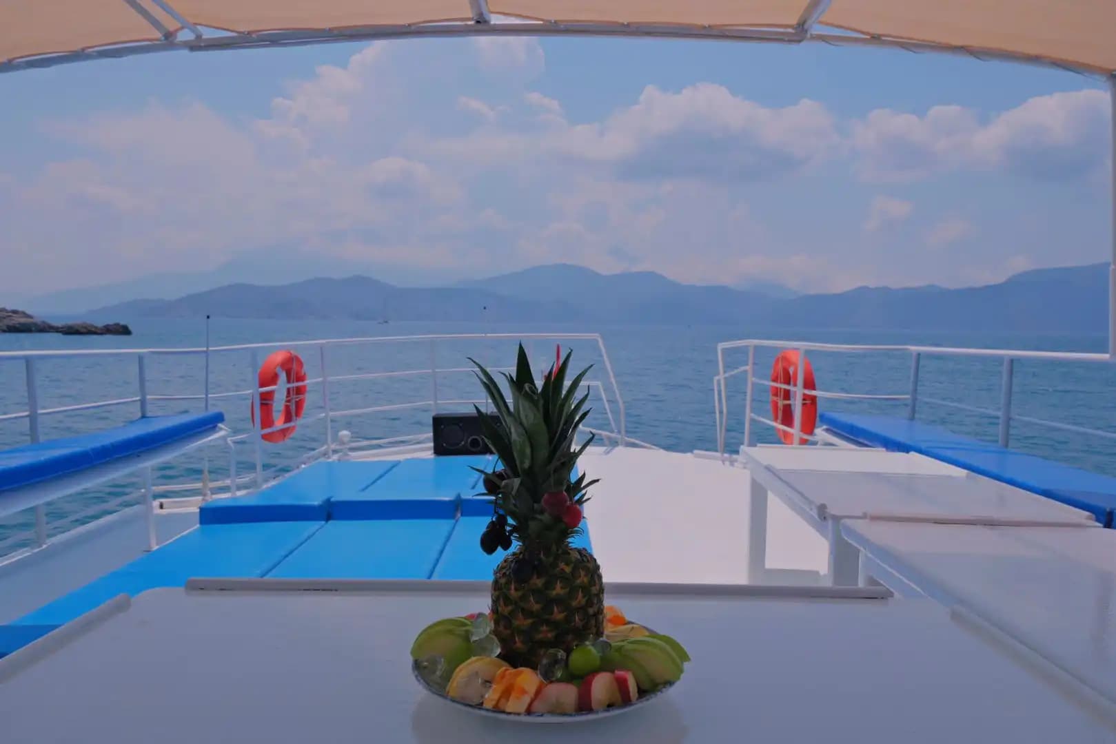 Müzik, Güneş ve Deniz: Fethiye’de 12 Kişilik Tekne Keyfi 10