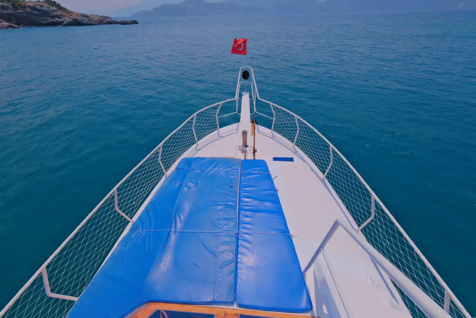 Müzik, Güneş ve Deniz: Fethiye’de 12 Kişilik Tekne Keyfi 7