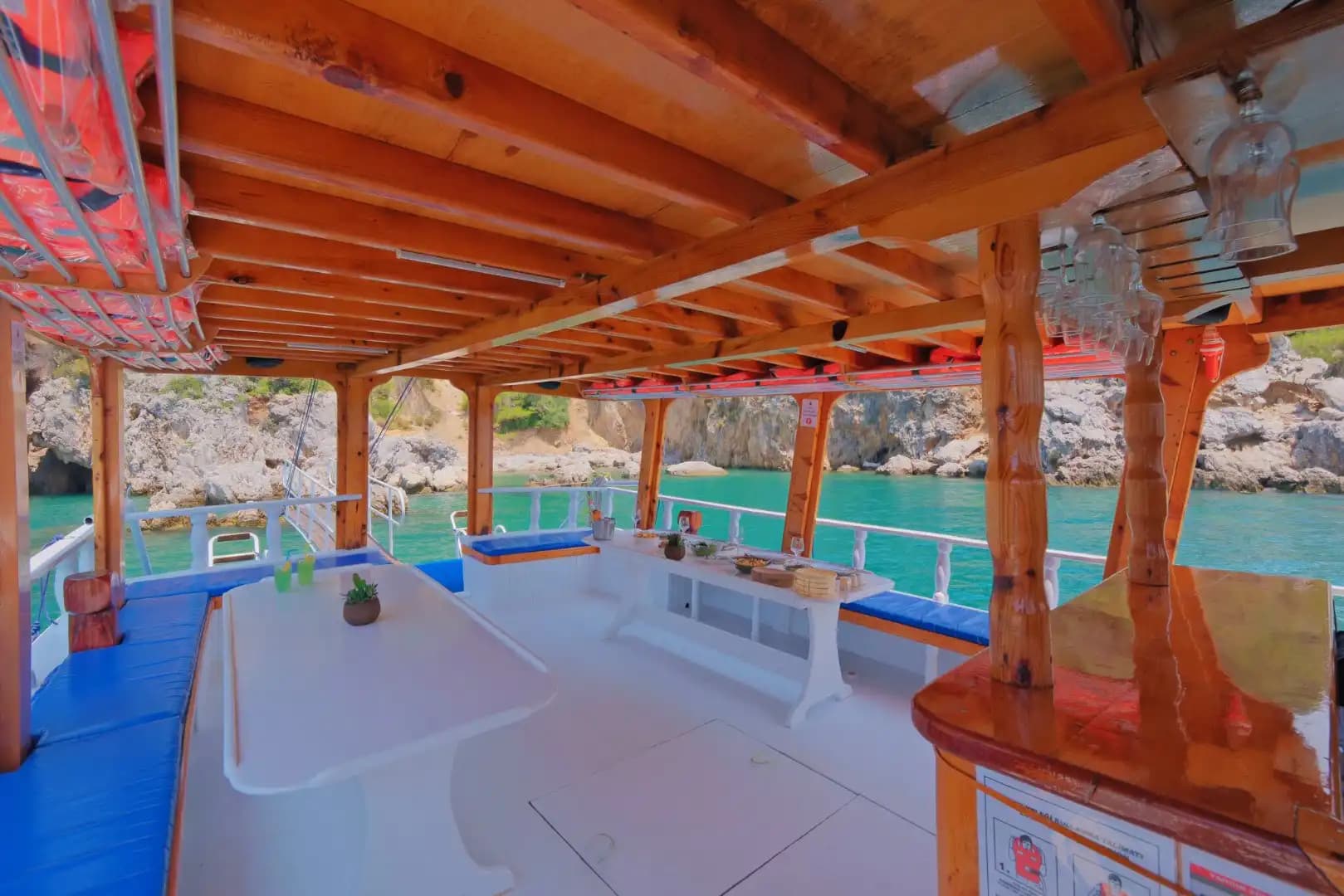 Müzik, Güneş ve Deniz: Fethiye’de 12 Kişilik Tekne Keyfi 11