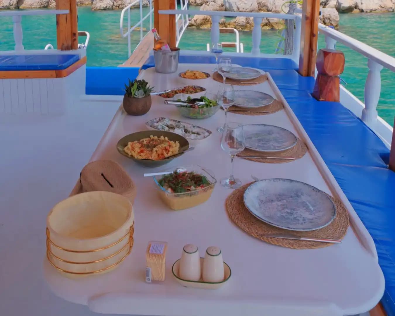 Müzik, Güneş ve Deniz: Fethiye’de 12 Kişilik Tekne Keyfi 14