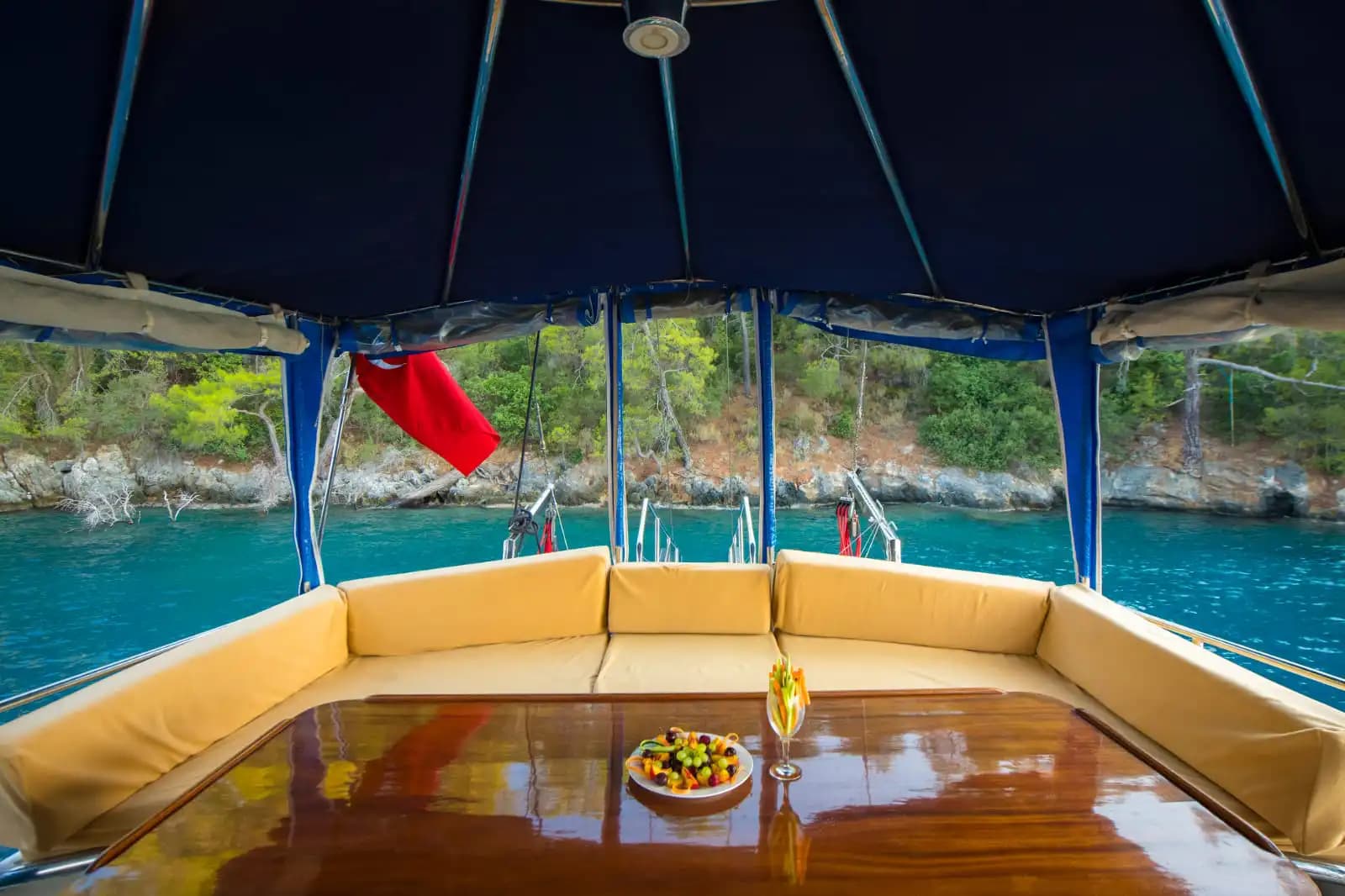 Göcek’te Konaklamalı Tekne Kiralama (6 Kişilik) | 12 Adalar Rotası, Yakıt Dahil 17