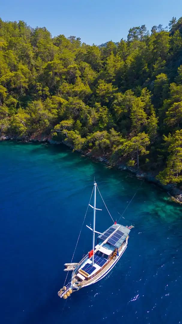 Göcek’te Konaklamalı Tekne Kiralama (6 Kişilik) | 12 Adalar Rotası, Yakıt Dahil 14