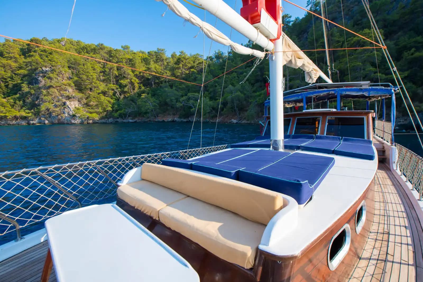 Göcek’te Konaklamalı Tekne Kiralama (6 Kişilik) | 12 Adalar Rotası, Yakıt Dahil 12