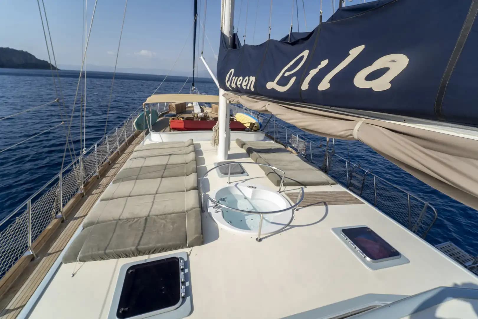 Güvertede Jakuzi Keyfi: 30 Metre, Çift Master Kabinli Ultra Lüks Gulet 20