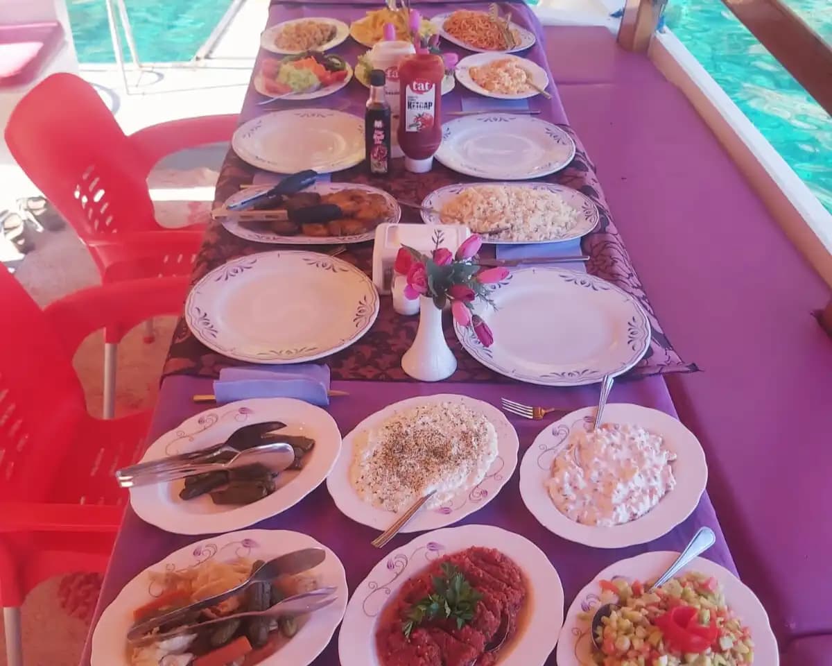 Fethiye Koylarında Büyük Gruplar İçin Şık ve Rahat Tekne Turu