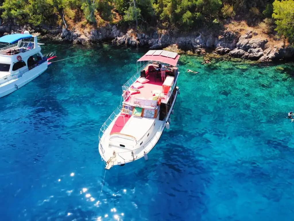 Fethiye Koylarında Büyük Gruplar İçin Şık ve Rahat Tekne Turu