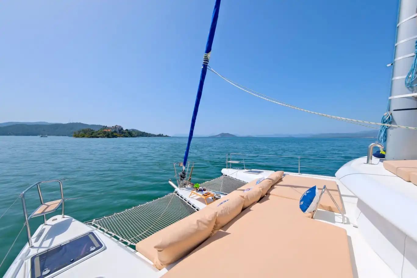 Denizin Üzerinde Lüks ve Konfor: Fethiye Çıkışlı 4 Kabinli, 8 Kişilik Katamaran Deneyimi 9