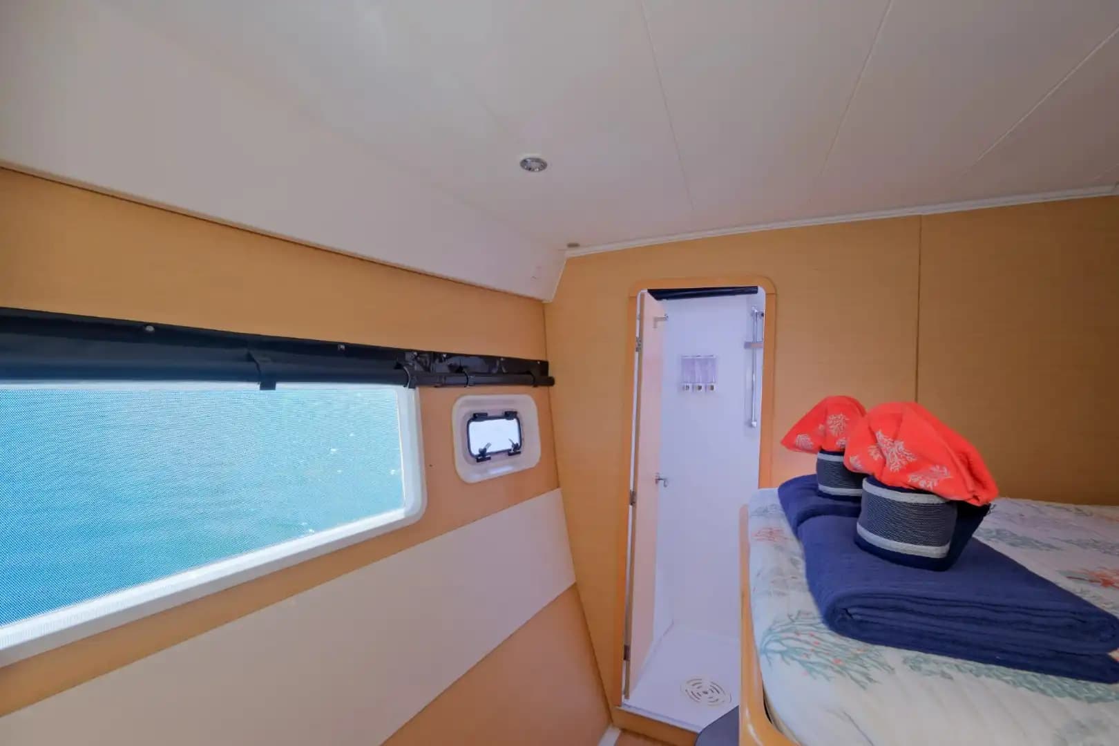 Denizin Üzerinde Lüks ve Konfor: Fethiye Çıkışlı 4 Kabinli, 8 Kişilik Katamaran Deneyimi 15