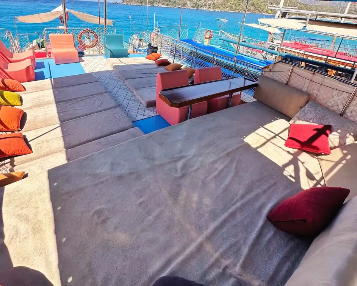 Ölüdeniz’de 37 Kişilik Lüks Tekne Kiralama – Özel ve Konforlu Deneyim!