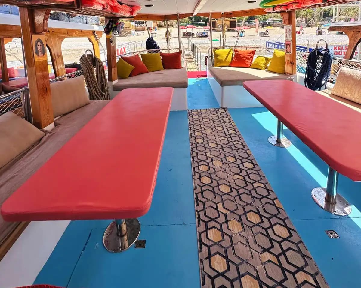 Ölüdeniz’de 37 Kişilik Lüks Tekne Kiralama – Özel ve Konforlu Deneyim! 6