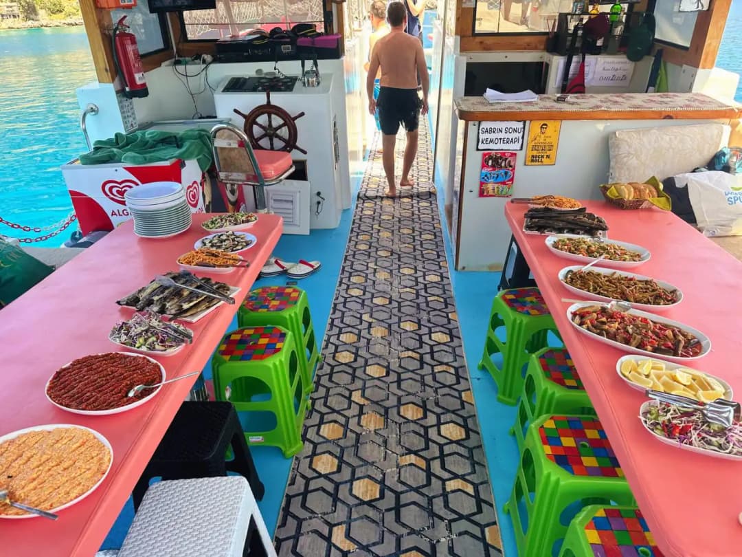 Ölüdeniz’de 37 Kişilik Lüks Tekne Kiralama – Özel ve Konforlu Deneyim!
