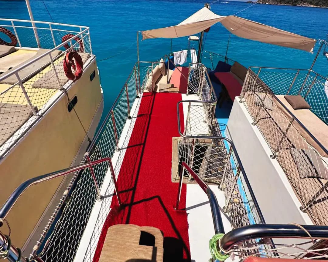 Ölüdeniz’de 37 Kişilik Lüks Tekne Kiralama – Özel ve Konforlu Deneyim!