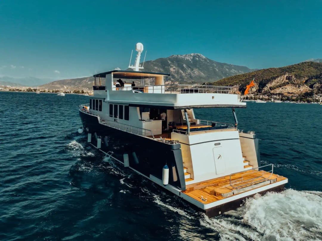 Fethiye'de 26m Lüks Trawler Kiralama | 2025 Model 5 Kabin 10 Kişilik