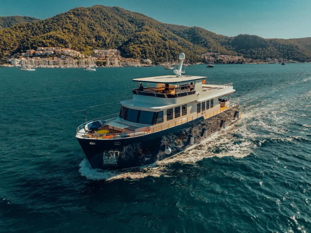 Fethiye'de 26m Lüks Trawler Kiralama | 2025 Model 5 Kabin 10 Kişilik