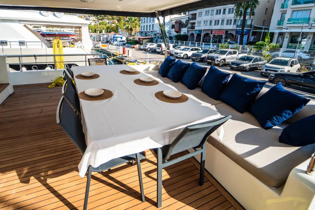 Fethiye'de 26m Lüks Trawler Kiralama | 2025 Model 5 Kabin 10 Kişilik