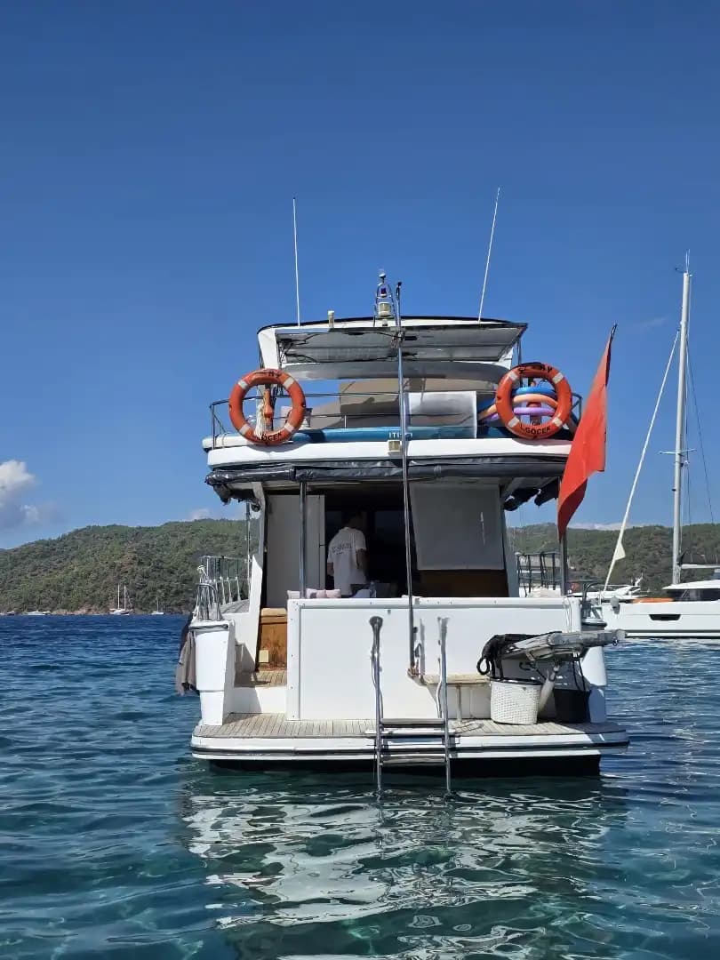 Göcek’te 8 Kişilik Lüks Motoryat ile Deniz Keyfi Sizi Bekliyor! 11