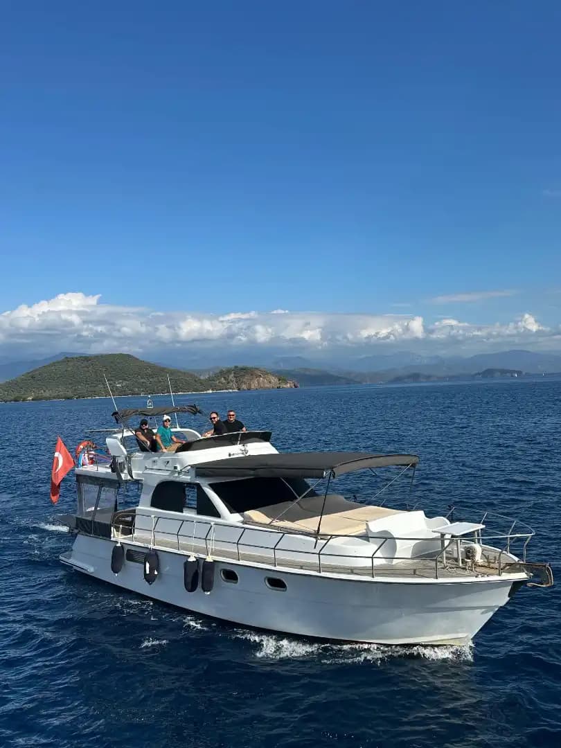 Göcek’te 8 Kişilik Lüks Motoryat ile Deniz Keyfi Sizi Bekliyor! 10