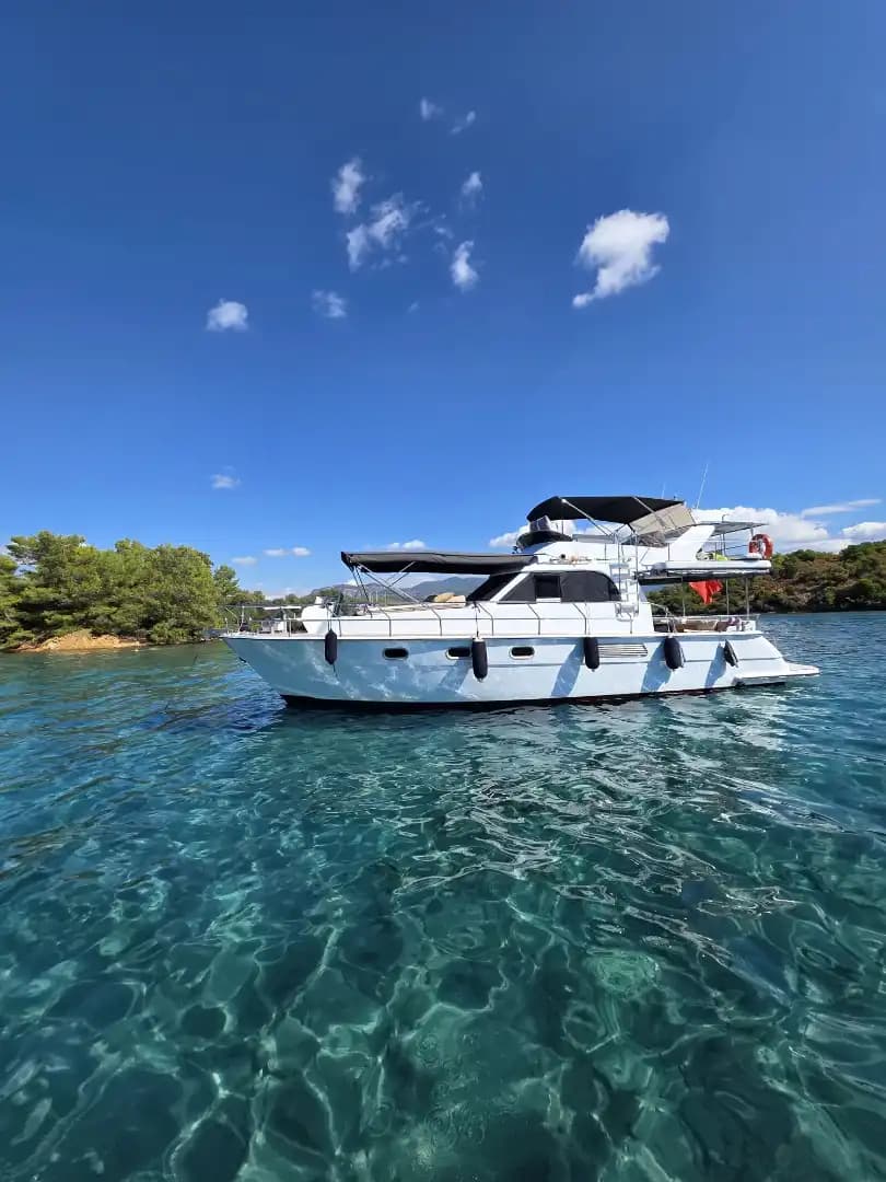 Göcek’te 8 Kişilik Lüks Motoryat ile Deniz Keyfi Sizi Bekliyor! 8
