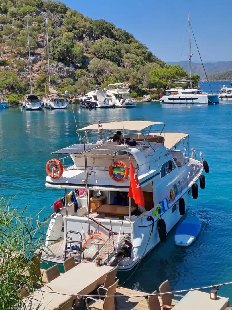 Göcek’te 8 Kişilik Lüks Motoryat ile Deniz Keyfi Sizi Bekliyor! 9