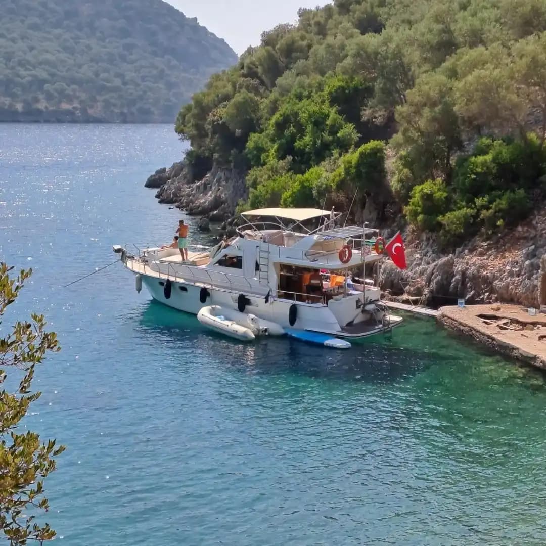 Göcek’te 8 Kişilik Lüks Motoryat ile Deniz Keyfi Sizi Bekliyor! 2