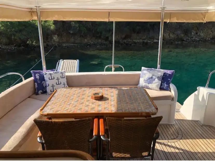 Göcek’te 8 Kişilik Lüks Motoryat ile Deniz Keyfi Sizi Bekliyor! 4