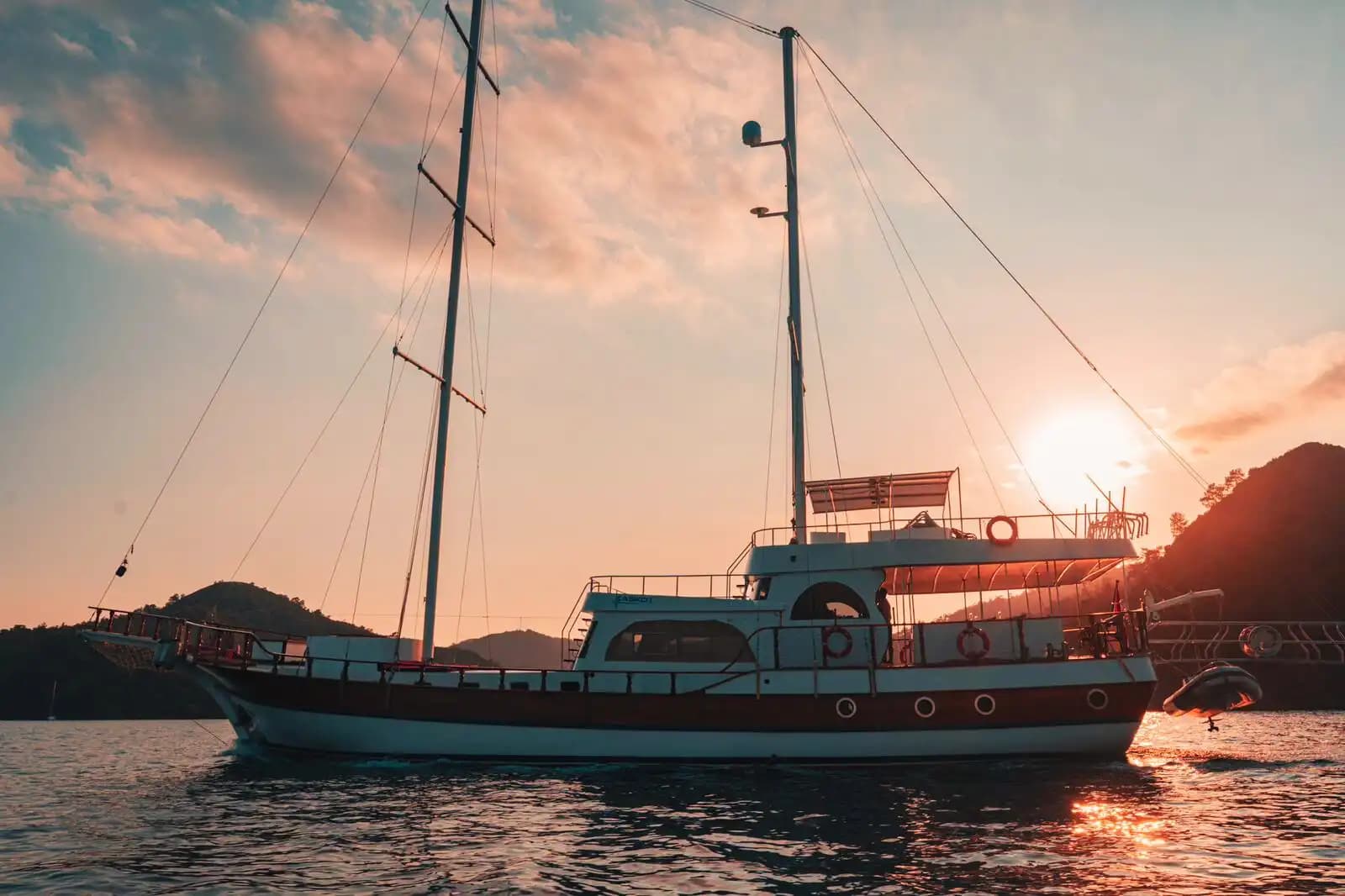 12 Kişiye Kadar Konaklama İmkanı Sunan Özel Gulet Kiralama! 2
