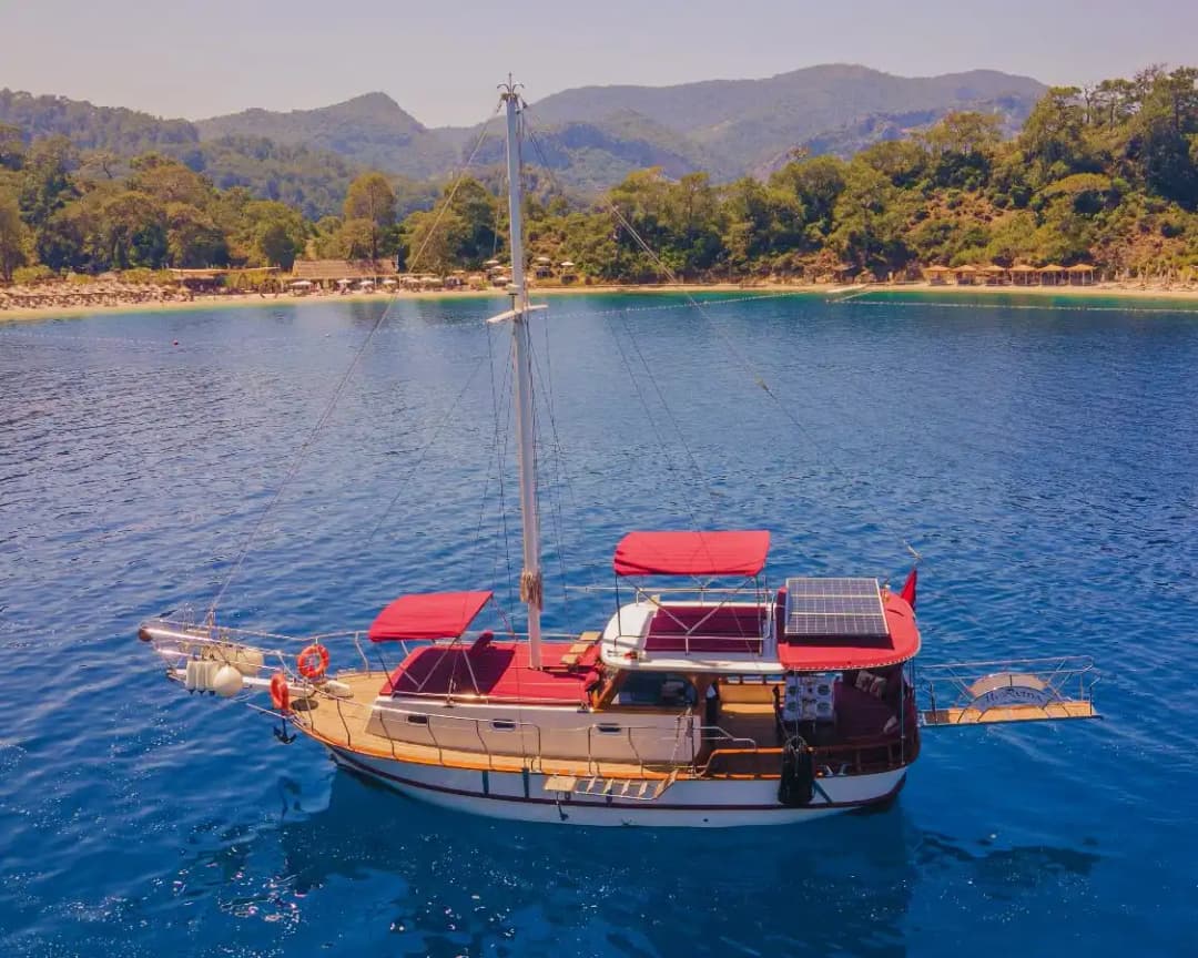 Geniş Güverte, Müzik Sistemi ve Güneşlenme Yatakları – Şimdi Rezervasyon Yapın